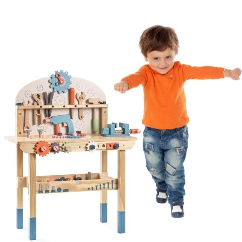 Enfant jouant sur un &eacute;tabli de bricolage en bois